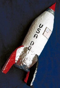cohete-espacial-hecho-con-pasta-de-papel