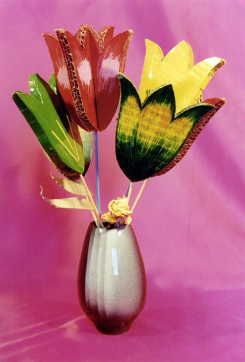 Flores hechas con cartón reciclado